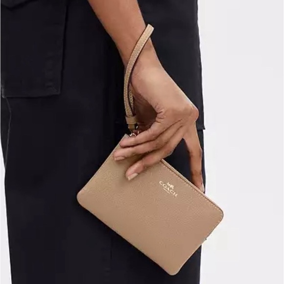 COACH CORNER ZIP WRISTLET - Picture 1 of 3